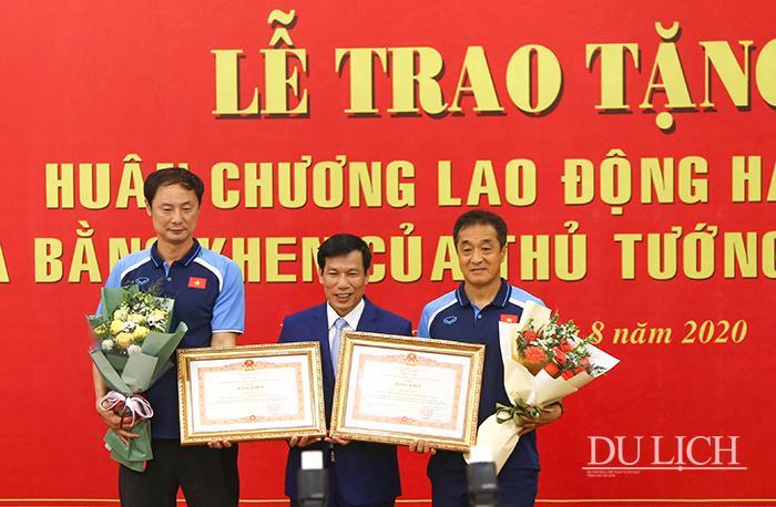 Bộ trưởng Nguyễn Ngọc Thiện trao Bằng khen của Thủ tướng Chính phủ cho 2 trợ lý là ông Lee Young Jin và Kim Han Yoon